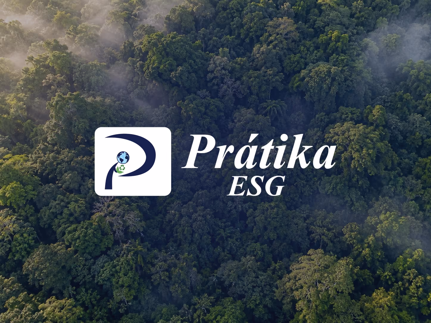 Logo Prátika ESG sobre a vista aérea de uma floresta com névoa da manhã